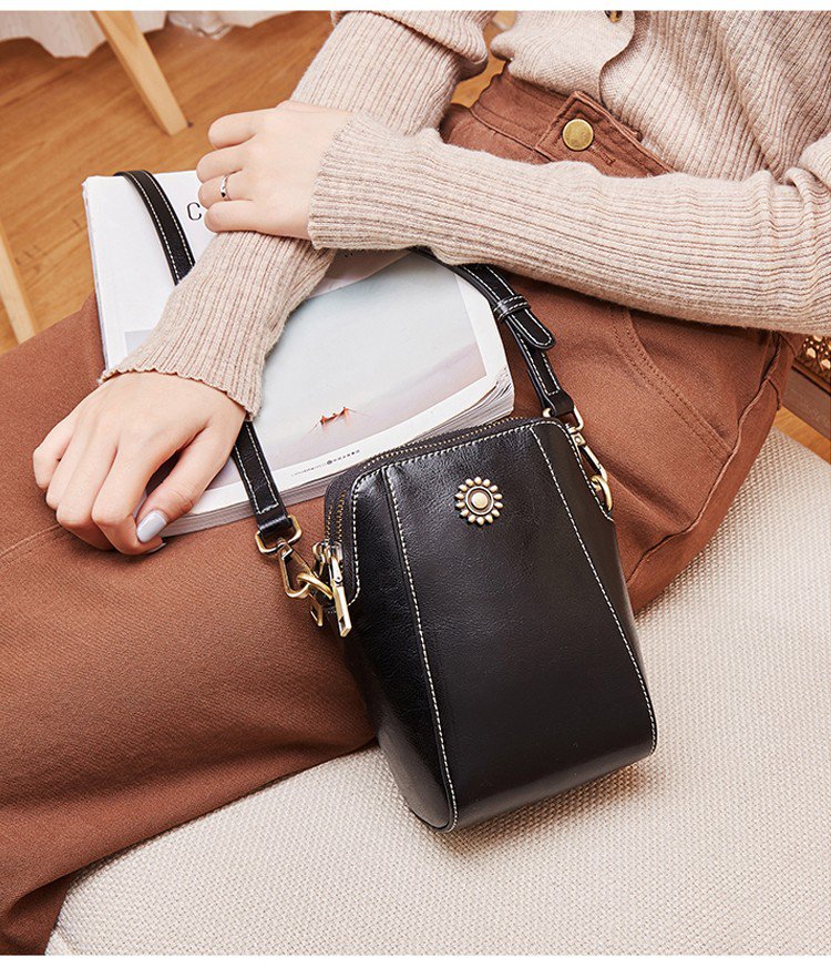 CASUALATTE™  Chic Convenience: Jasmine  Mini Crossbody Bag